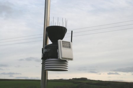 close up picture of Davis VP2 AWS on mast